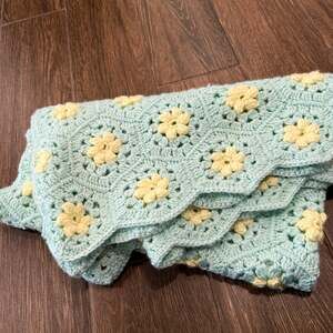 Handmade Crochet Baby Blanket, Daisy Granny Square, mint and yellow